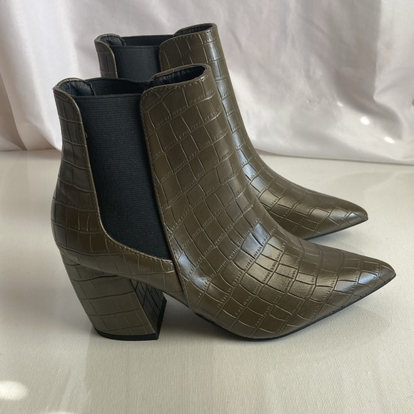 Lulus Vegan Croc Pointed Toes Chelsea Boots Size 6 - Picture 5 of 9